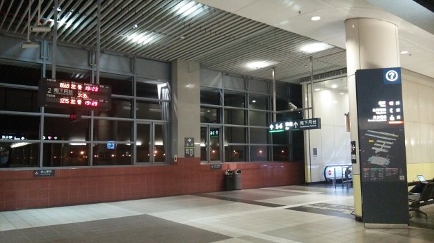 2番ホームへと続くエスカレーター